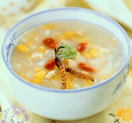 每年我们从当地1000多家居民的手里收来的新鲜虫草,都会先用刷子清刷