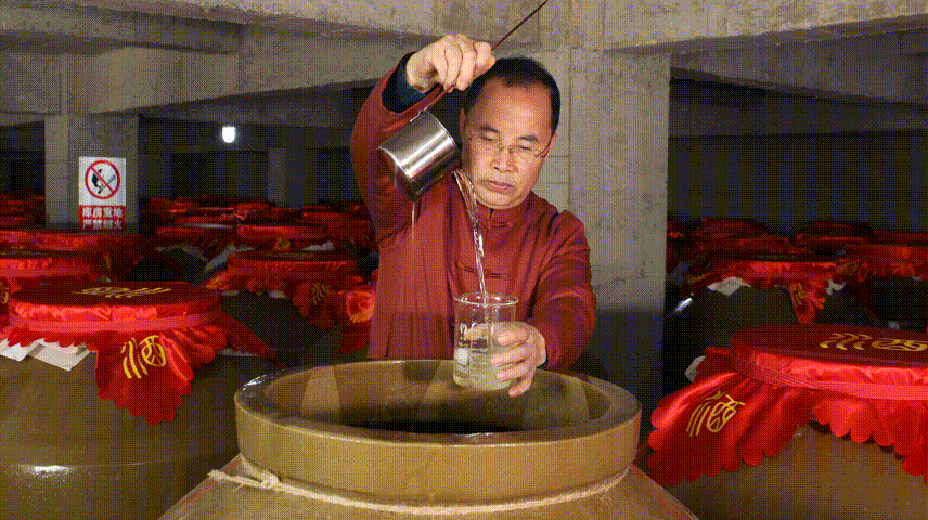 茅酒一瓶几千元茅台镇20多年酿酒师揭开白酒价格乱象超过这价你就被坑